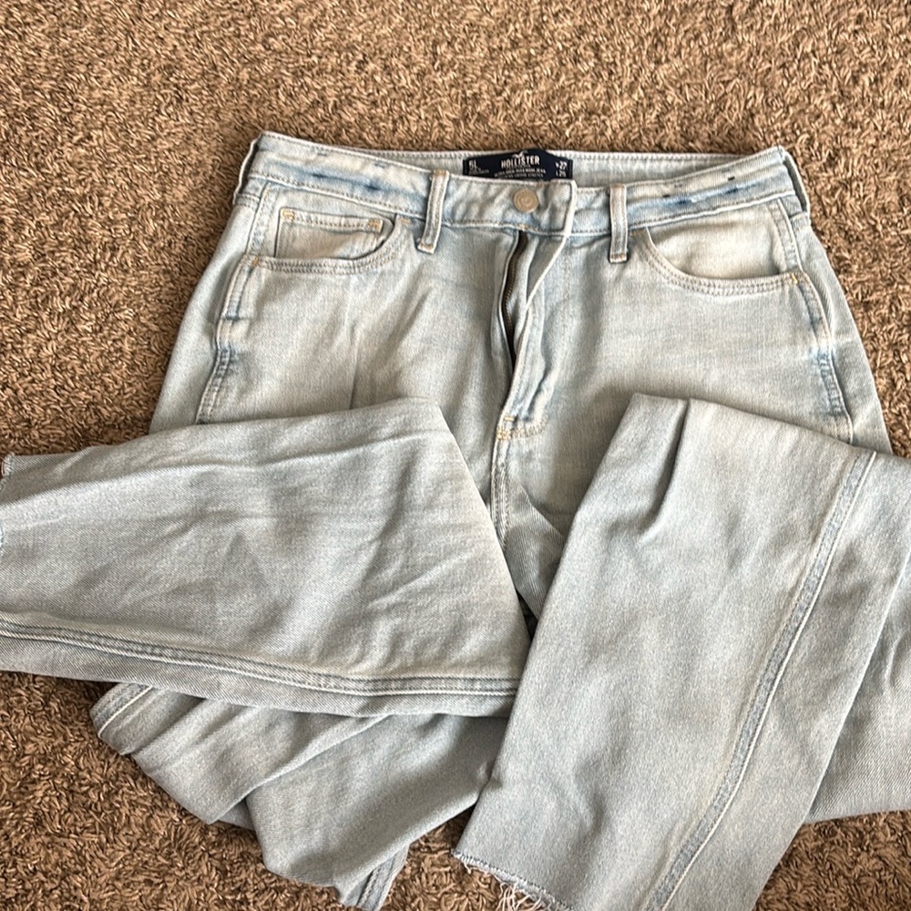 Hollister Ultra High Rise Mom Jean Size 5 Long